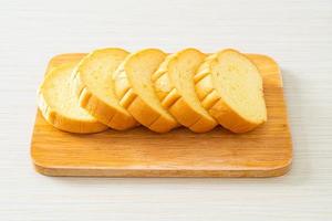 pain de pommes de terre tranché sur planche de bois photo