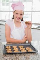 sourire, jeune fille, apprécier, biscuits, dans, cuisine photo