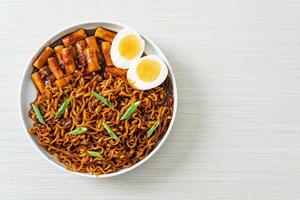 jjajang rabokki - nouilles instantanées coréennes ou ramyeon avec gâteau de riz coréen ou tteokbokki et œuf à la sauce aux haricots noirs photo