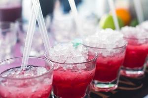 ligne de différents cocktails alcoolisés lors d'une soirée nocturne en plein air