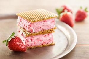 Sandwich à la crème glacée aux fraises photo