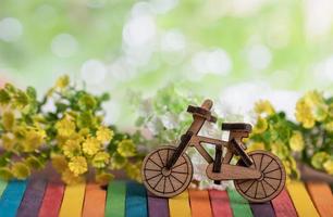 modèle de vélo en bois place sur le bois coloré photo