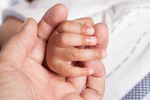main, doigt père et petite fille en 5 mois.