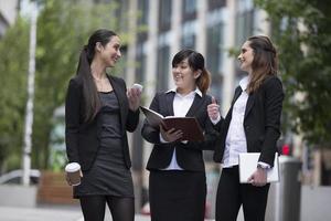 trois femmes d'affaires parler à l'extérieur. photo
