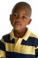 Gros plan d'un jeune garçon afro-américain souriant photo