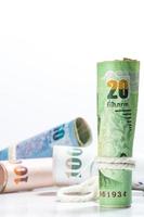 Billets d'argent thaïlandais sur fond blanc. photo