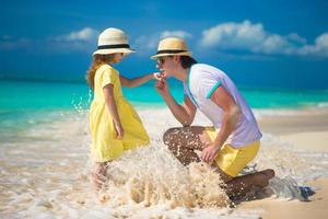 père heureux avec sa petite fille, profitant des vacances à la plage photo