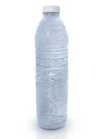 gros plan d'une bouteille en plastique sur fond blanc photo
