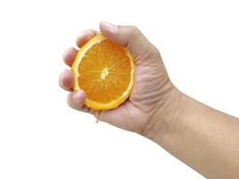 Main serrant une orange isolé sur fond blanc photo