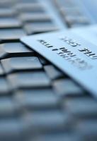 une carte de crédit portant sur un clavier photo