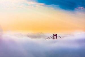 Golden gate bridge au-dessus des nuages après le lever du soleil à san francisco