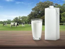 lait frais en verre sur table en bois sombre et paysage flou avec vache sur prairie. alimentation équilibrée. style rustique. espace pour la conception photo