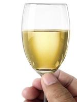 main tenant un verre de vin sur fond blanc photo