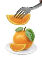 Fruits orange sur plat et fourchette isolé sur fond blanc photo