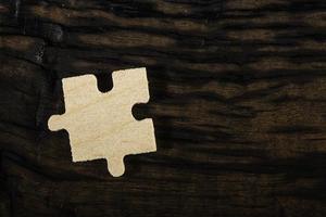 puzzle en bois sur fond sombre.