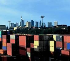 économie allemande - transports, commerce, finance: conteneurs et skyline de francfort photo
