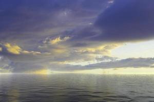 paysage marin avec un beau ciel couvert photo