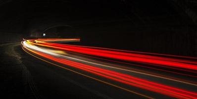 sentiers de lumière de voiture dans le tunnel photo