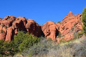 ciel bleu sur les falaises de roche rouge de sedona photo