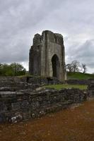 ruines en pierre de l'abbaye et du monastère en angleterre photo