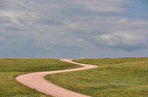 route moins fréquentée avec un chemin de terre compacté dans le Midwest photo