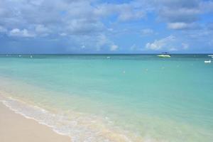 vagues clapotant doucement le rivage de palm beach aruba photo