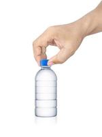 Une main d'homme avec une bouteille d'eau isolé sur fond blanc photo