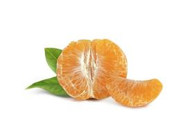 fruit mandarine ou mandarine avec des feuilles isolées sur fond blanc1 photo