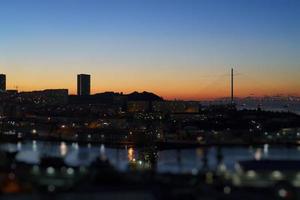 un paysage urbain à l'aube. vladivostok, russie photo