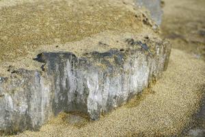 fond naturel avec du sable jaune et de la glace texturée photo