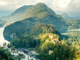 château de hohenschwangau avec lac alpsee photo