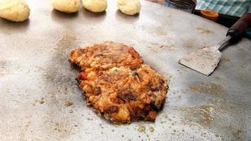 escalopes de pommes de terre frites aloo tikki, célèbre cuisine de rue indienne. photo