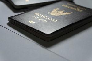 passeports thaïlandais sur fond blanc photo