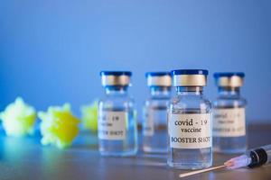 flacons de vaccin de rappel covid-19. concept de médecine et de soins de santé photo