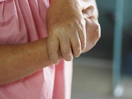 femme tenant la main trouble rare corps système immunitaire attaque les nerfs, syndrome de guillan barre, vaccin covid-19 traitement du coronavirus photo
