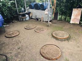 bocaux à vin avec fermentation du vin sous terre dans une cour géorgienne locale dans une maison de famille géorgienne traditionnelle dans la campagne de géorgie photo