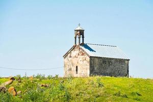 belle chapelle orthodoxe au sommet d'une colline près du village d'apnia au-dessus du canyon de mtkvari dans la campagne géorgienne photo