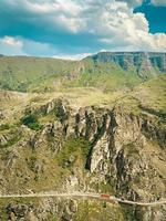 vue aérienne panoramique du paysage montagneux de vardzia avec rivière et fond de ciel dramatique photo