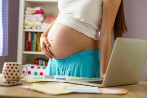 femme enceinte, travail maison