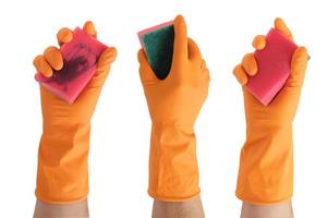 mains dans des gants orange avec une éponge pour le nettoyage humide et la vaisselle. photo
