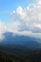 paysage de montagne. vue depuis doi inthanon, chiangmai, thaïlande photo