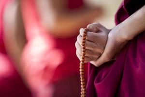 moine avec des perles de prière photo