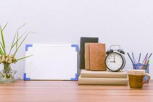 des tableaux blancs et des livres sont sur le bureau au bureau photo