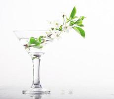 fleur de cerisier en verre fond blanc photo