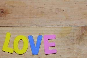 lettres d'amour sur le plancher en bois. fond saint valentin avec des coeurs. concept de la Saint-Valentin. espace pour le texte. photo