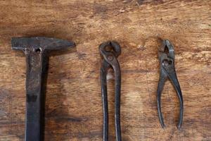 vieux outils sur une table en bois photo