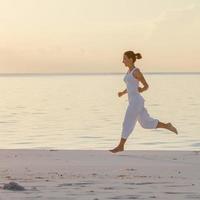 caucasien, femme, jogging, bord mer photo