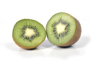 Kiwi coupé en deux isolé sur fond blanc concept de nutrition saine photo