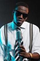 chanteur de jazz afro-américain rétro avec microphone.