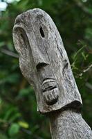 île polynésienne totem en bois sculpté